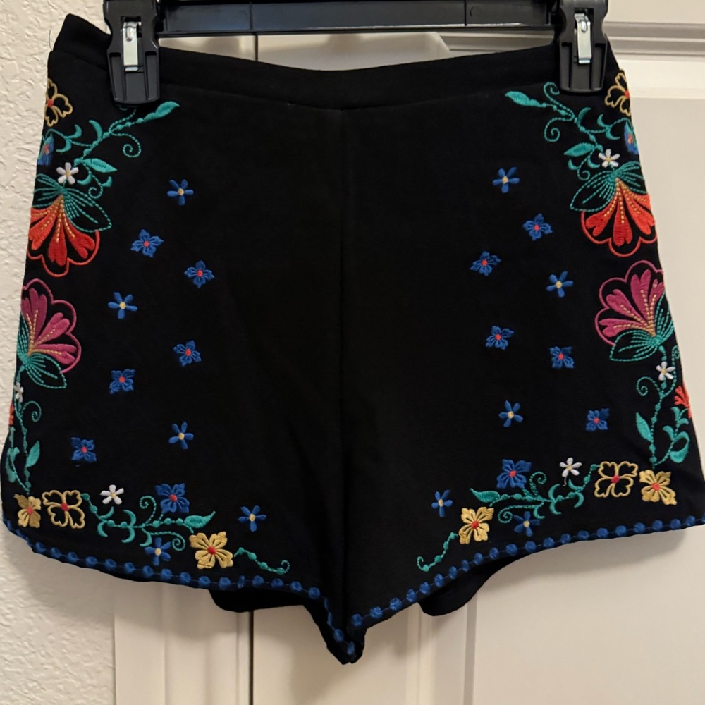 Shorts with floral appliqué